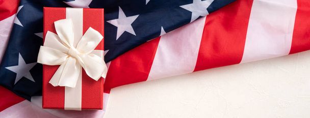 Koncepcja projektu wyborów w Stanach Zjednoczonych, widok z góry American Flag nad białym tle tabeli z pudełkiem prezentów. - Zdjęcie, obraz