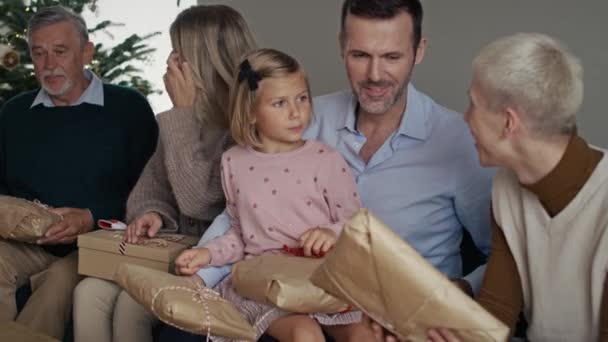 Blanke familie brengt kersttijd samen door thuis. Opgenomen met RED helium camera in 8K.   - Video