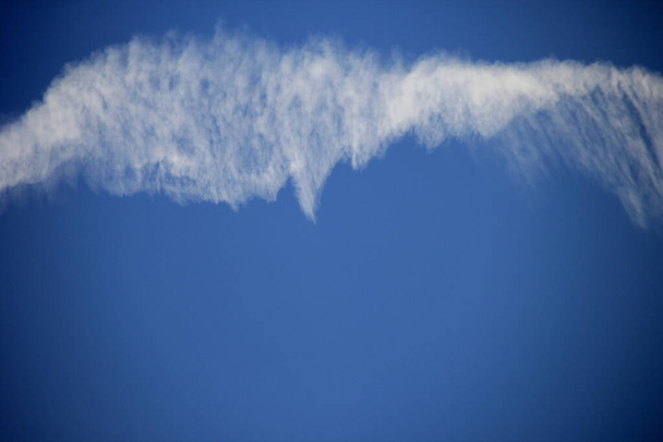 Jedna velká chemická stezka přes modrou oblohu. Masivní chemtrails nebo kondenzátory přes modré nebe pozadí - Fotografie, Obrázek