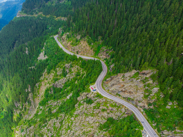 Romanya. Fagaras sıradağları. Dağ otoyolu Transfagarash. Dünyanın en güzel yollarından biri. Popüler turist rotası. Drone. Hava görünümü - Fotoğraf, Görsel