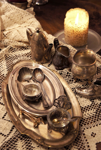 Mezcla de plata vieja y bronce plato y figuritas
  - Foto, imagen