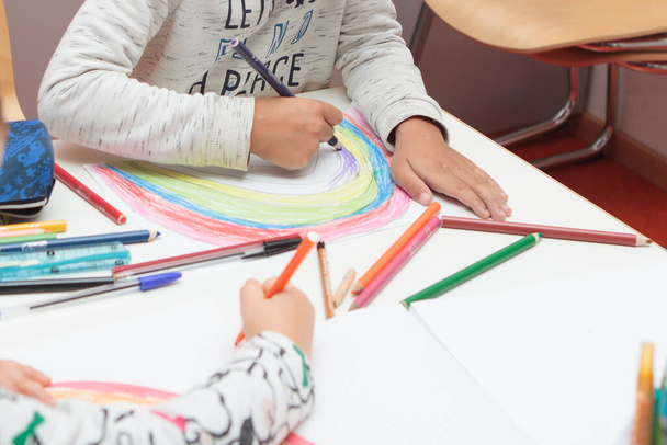 Çocuklar için çizim dersi, kalem, eller, beyaz kağıt - Fotoğraf, Görsel