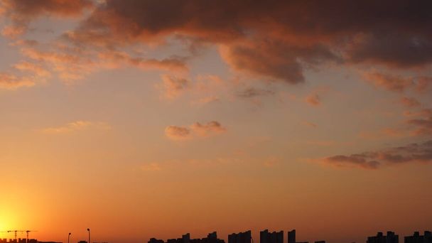 Η όμορφη θέα ηλιοβασίλεμα με τα πολύχρωμα σύννεφα και τον ουρανό στην πόλη - Φωτογραφία, εικόνα