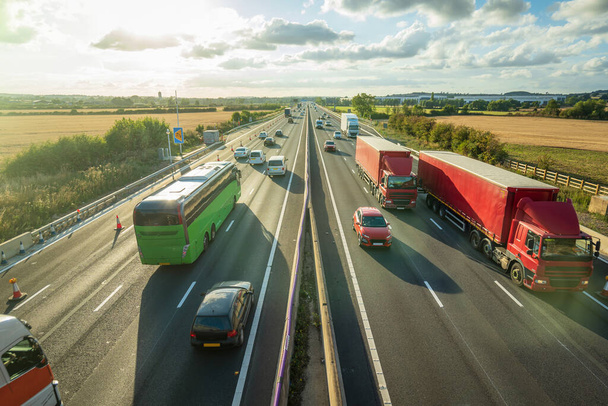 tráfego pesado em movimento desfocado na auto-estrada do Reino Unido na Inglaterra. - Foto, Imagem