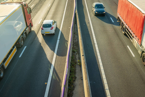 tráfico intenso en movimiento borroso en la autopista del Reino Unido en Inglaterra. - Foto, Imagen