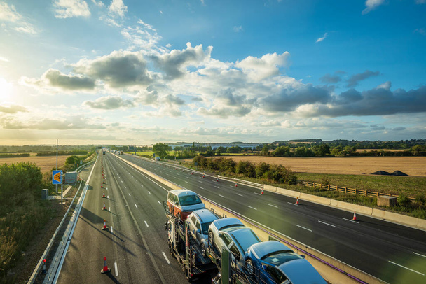 βαριά κυκλοφορία σε θολή κίνηση στον βρετανικό αυτοκινητόδρομο στην Αγγλία. - Φωτογραφία, εικόνα