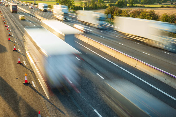 Schwerverkehr in unscharfer Bewegung auf britischer Autobahn in England. - Foto, Bild
