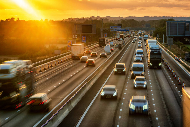 βαριά κυκλοφορία σε θολή κίνηση στον βρετανικό αυτοκινητόδρομο στην Αγγλία. - Φωτογραφία, εικόνα