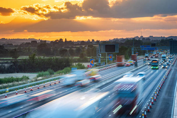 circulation dense en flou sur l'autoroute britannique en Angleterre. - Photo, image