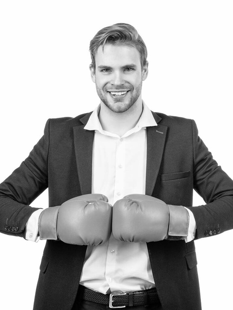 Gelukkig zakenman houd bokshandschoenen bij elkaar klaar om te vechten geïsoleerd op wit, vechten. - Foto, afbeelding