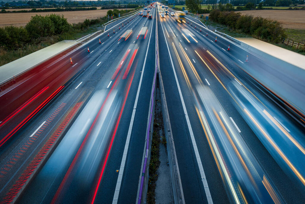 Важкий рух у нечіткому русі на автомагістралі у Великобританії.. - Фото, зображення