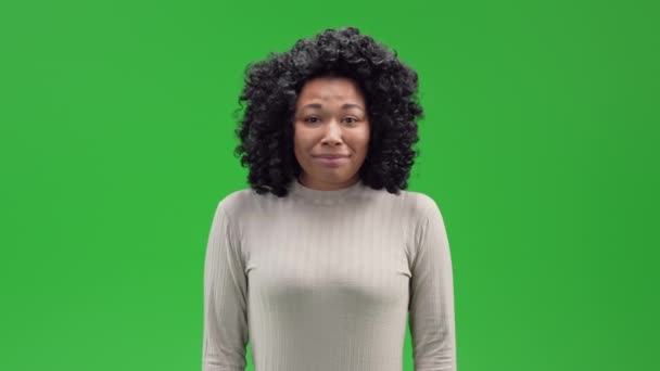 Afro-Amerikan kadın kameraya hassas duygularla bakıyor. Yeşil ekranda izole edilmiş çocuk gibi oynuyor. - Video, Çekim