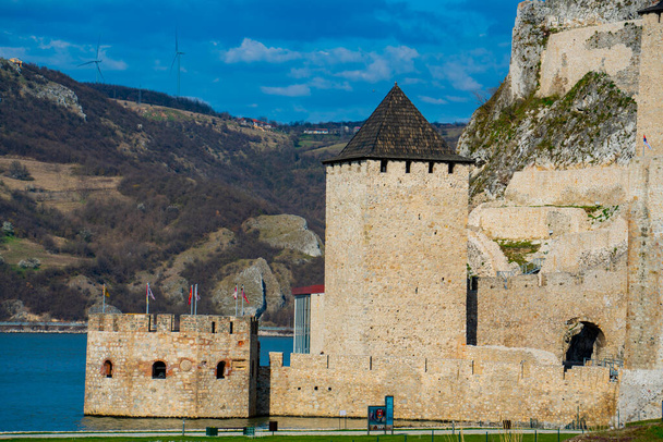 Вид на середньовічну голубацьку фортецю в Сербії. - Фото, зображення