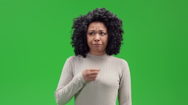 Afrykańska amerykanka próbuje podjąć decyzję lub znaleźć rozwiązanie samodzielnie na zielonym ekranie - Materiał filmowy, wideo