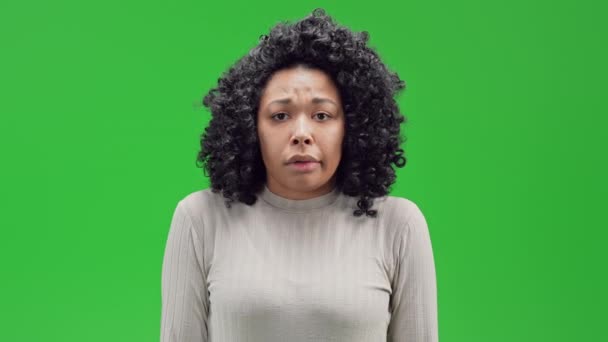 muotokuva afrikkalainen amerikkalainen nainen chagrins näyttää pettymys ja järkyttynyt Eristetty Green Screen - Materiaali, video