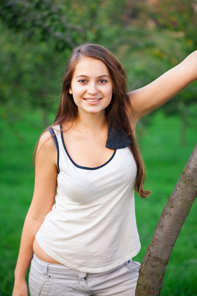 Beautiful young woman standing on green grass - Valokuva, kuva