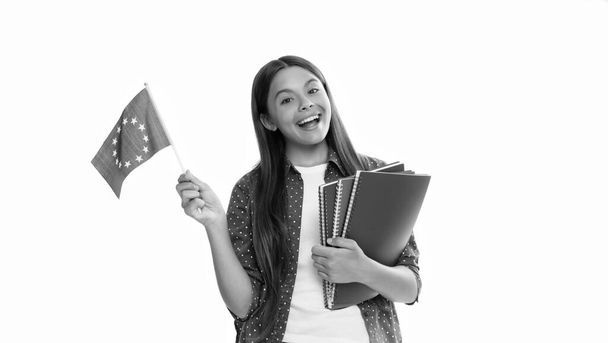 陽気な子供は白で隔離された勉強のための欧州連合旗と学校のコピーブックを保持します,教育. - 写真・画像