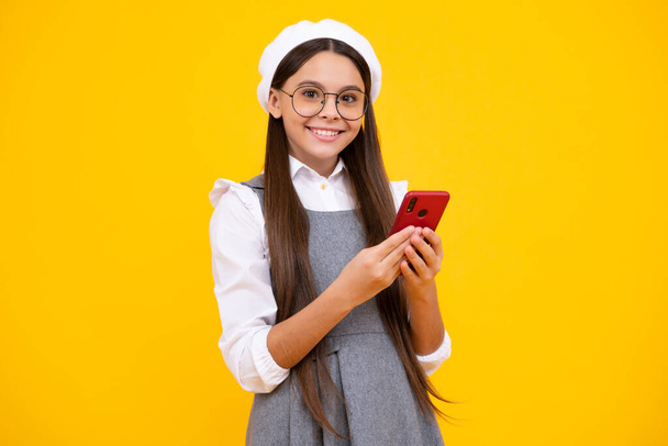 Teenage girl with smart phone. Portrait of teen child using mobile phone, cell web app. Happy face, positive and smiling emotions of teenager girl - Foto, immagini