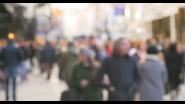 Multitud de personas anónimas caminando por la concurrida calle Dublin
 - Metraje, vídeo