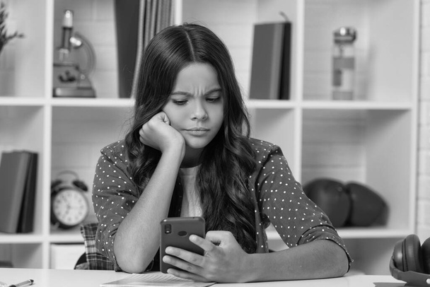 seriózní dospívající dívka zaneprázdněný pomocí mobilního telefonu, dětství. - Fotografie, Obrázek