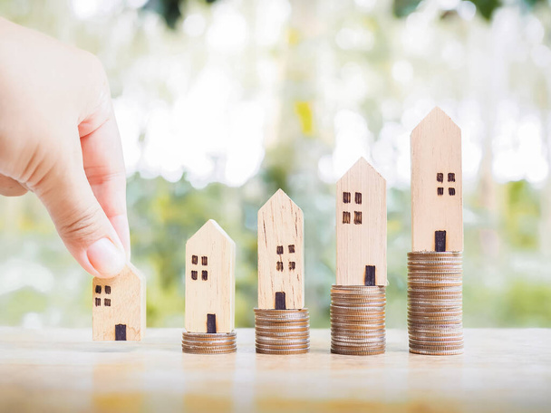 Close up mão segurando casa em miniatura, começar a economizar dinheiro para comprar uma casa, conceito de propriedade de investimento - Foto, Imagem