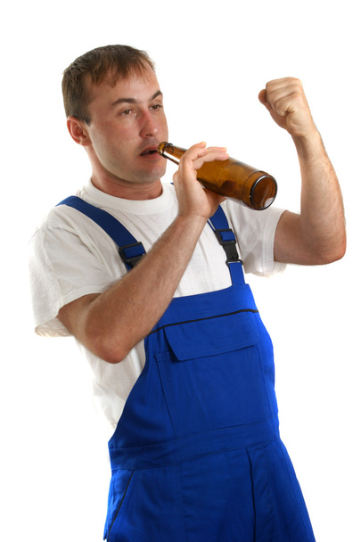 τεχνίτες πίνοντας ένα μπουκάλι μπύρα κατά τη διάρκεια των ωρών εργασίας - Φωτογραφία, εικόνα