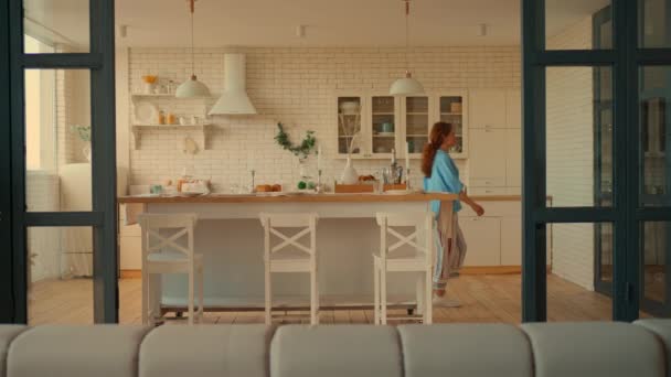γυναίκα περπάτημα στην κουζίνα γιορτάζει το δείπνο στο σπίτι περιμένει φίλους ή την οικογένεια - Πλάνα, βίντεο