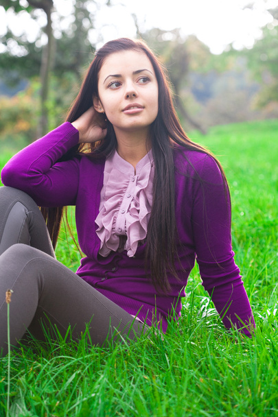 Retrato de uma bela jovem ao ar livre
 - Foto, Imagem