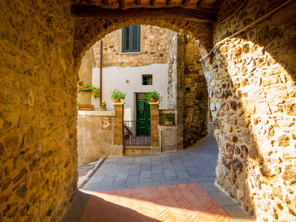 View of the entrance to the old town in Boccheggiano, Tuscany, Italy - Fotoğraf, Görsel