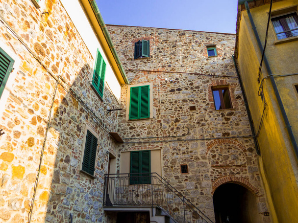Traditional house in Boccheggiano, Tuscany, Italy - 写真・画像