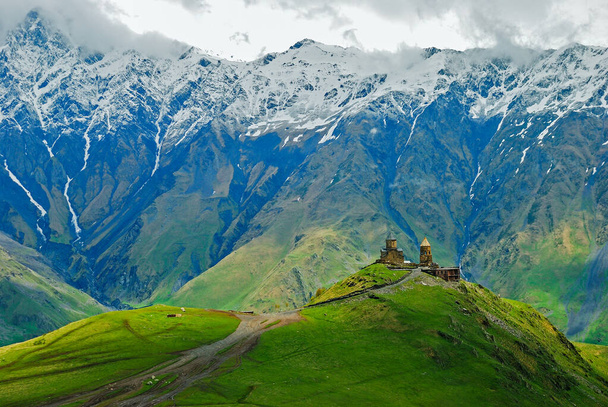 Oude stenen Gergeti Drie-eenheid kerk in de Kaukasus berg - Foto, afbeelding