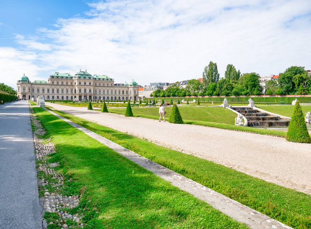 Wien, Österreich - Juni 2022: Blick auf das im barocken Baustil erbaute Schloss Belvedere in Wien - Foto, Bild