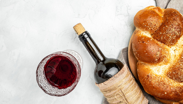 Pão Challah, vinho shabbat, ritual tradicional judaico Shabbat. Conceito de Shabat ou Shabath. Formato de banner longo. vista superior, - Foto, Imagem