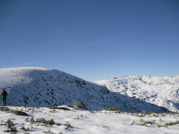 Ruta de montaña Gredos con mucha nieve y hielo - Foto, Imagen