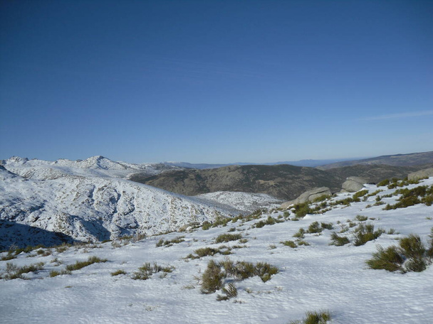 Ruta de montaña Gredos con mucha nieve y hielo - Foto, Imagen