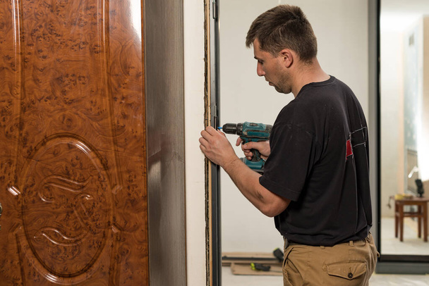 Installation of door hinges, installation of interior doors, master's carpentry. - Foto, Imagem
