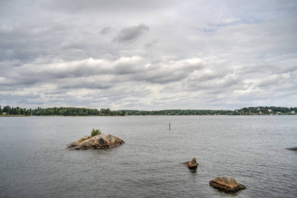 Vaxholm, Suède - Août 2022 : Village insulaire pittoresque par temps nuageux, HDR Image - Photo, image