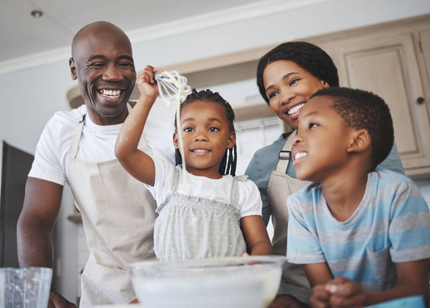 Уважайте и наслаждайтесь жизнью друг друга. семья печет вместе на кухне - Фото, изображение