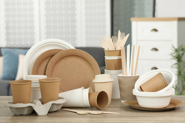 Set of eco disposable tableware on wooden table indoors - Fotoğraf, Görsel