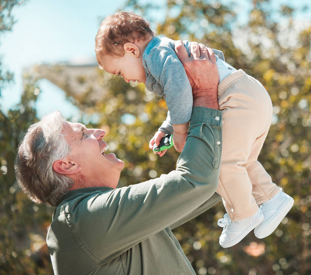 Deixa o avô ver-te bem. um homem maduro bonito e seu neto ao ar livre - Foto, Imagem