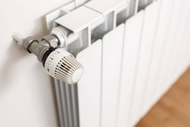 Lämmityspatterin termostaatti näyttää maksimilämpötila. Jätteen käsite ja lämmityskustannukset - Valokuva, kuva