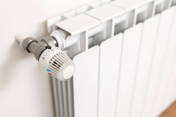 Verwarming radiator thermostaat toont koude temperatuur. Energiecrisisconcept - Foto, afbeelding