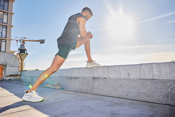 Você pode fazer qualquer lugar seu ginásio. um jovem desportivo que se estende enquanto está no telhado - Foto, Imagem