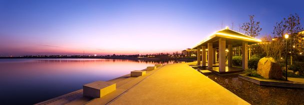 Belo pôr-do-sol à beira do lago
 - Foto, Imagem