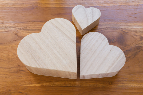 hout hart regelen gevormde wolk op bruin houten achtergrond - Foto, afbeelding