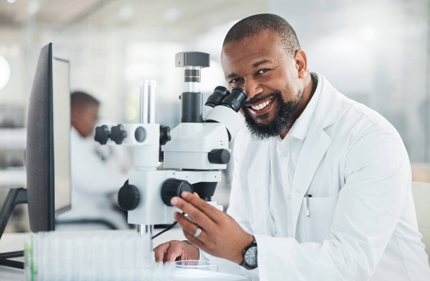 Understanding matter on a deeper level. a mature man using a microscope in a lab - Zdjęcie, obraz