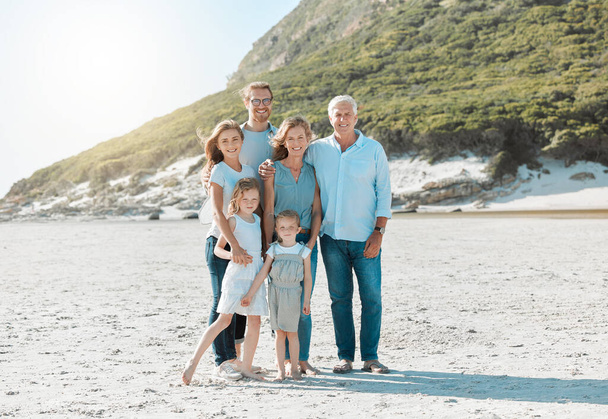 Vždycky si děláme čas na věci, které jsou důležité. multigenerační rodina tráví den na pláži - Fotografie, Obrázek