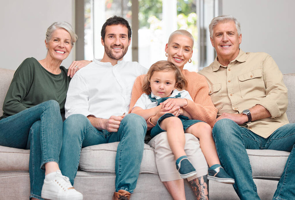 Дорогоцінні моменти і великі посмішки. Портрет щасливої сім'ї на дивані вдома
 - Фото, зображення