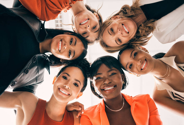 Pour s'entraider. un groupe de femmes d'affaires se réunissant au travail - Photo, image