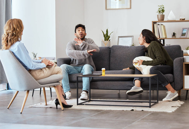 Help is available when you feel overwhelmed. a couple having an argument during a counseling session with a therapist - Foto, Imagen